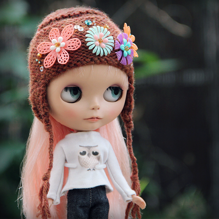 colorful beaded hat for Blythe dolls
